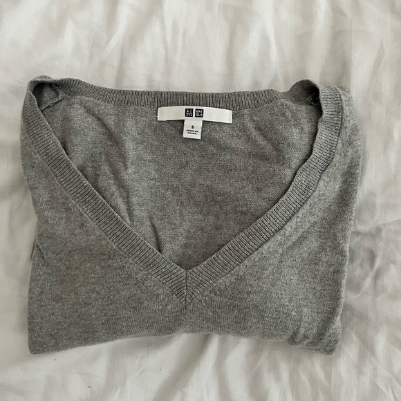 Uniqlo grey v neck sweater - Picture 2 of 2